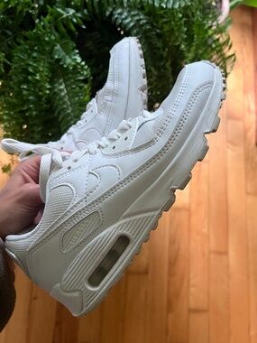 White Nike Air Max Sneakers Shoes | Women’s 8